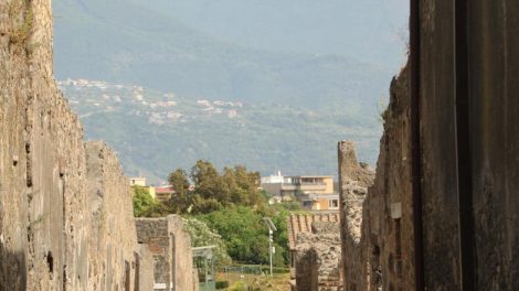 rua de pompeia com vesuvio em fundo