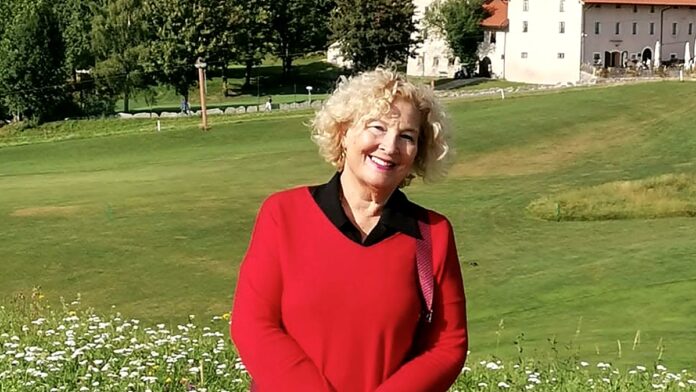 Lucia Coppola in un prato di montagna