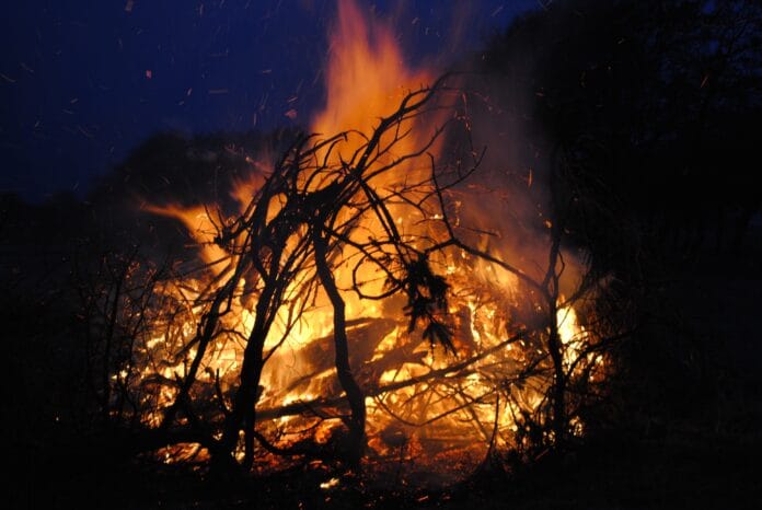 glowing-night-sunlight-flame-fire-darkness-983472-pxhere.com