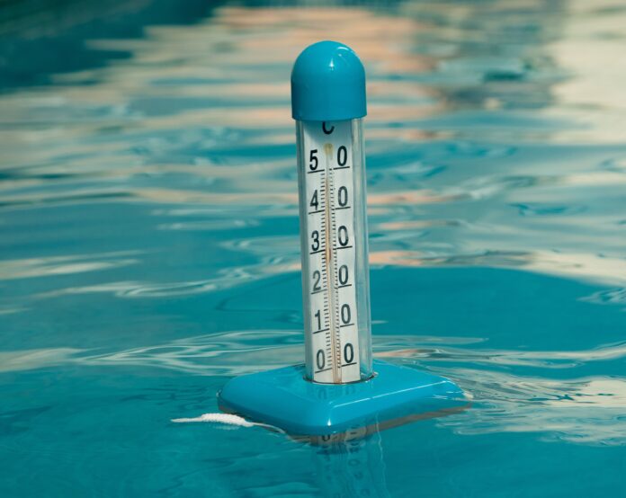 water-blue-temperature-degrees-atmosphere-of-earth-pool-thermometer-1218978-pxhere.com Termometro galleggiante nell’acqua di una piscina