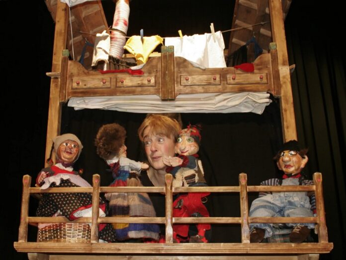 Lo strano pranzo di hansel e gretel (1)
