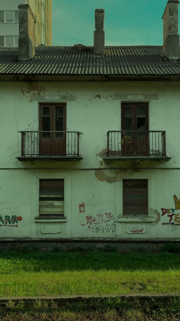 pexels-photo-28914408 vintage abandoned house with graffiti